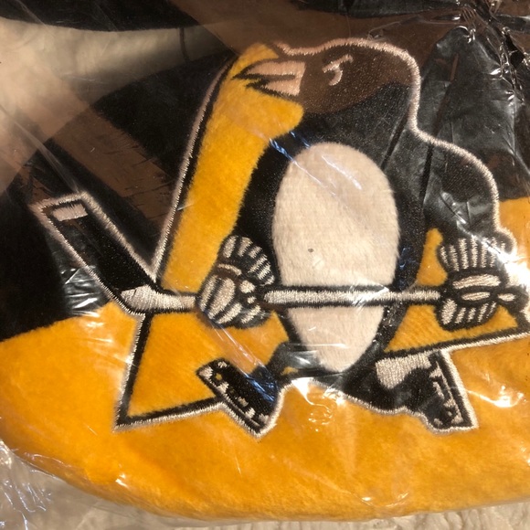 NHL 🏒 Pittsburgh Penguins FOCO Slippers - Picture 7 of 7